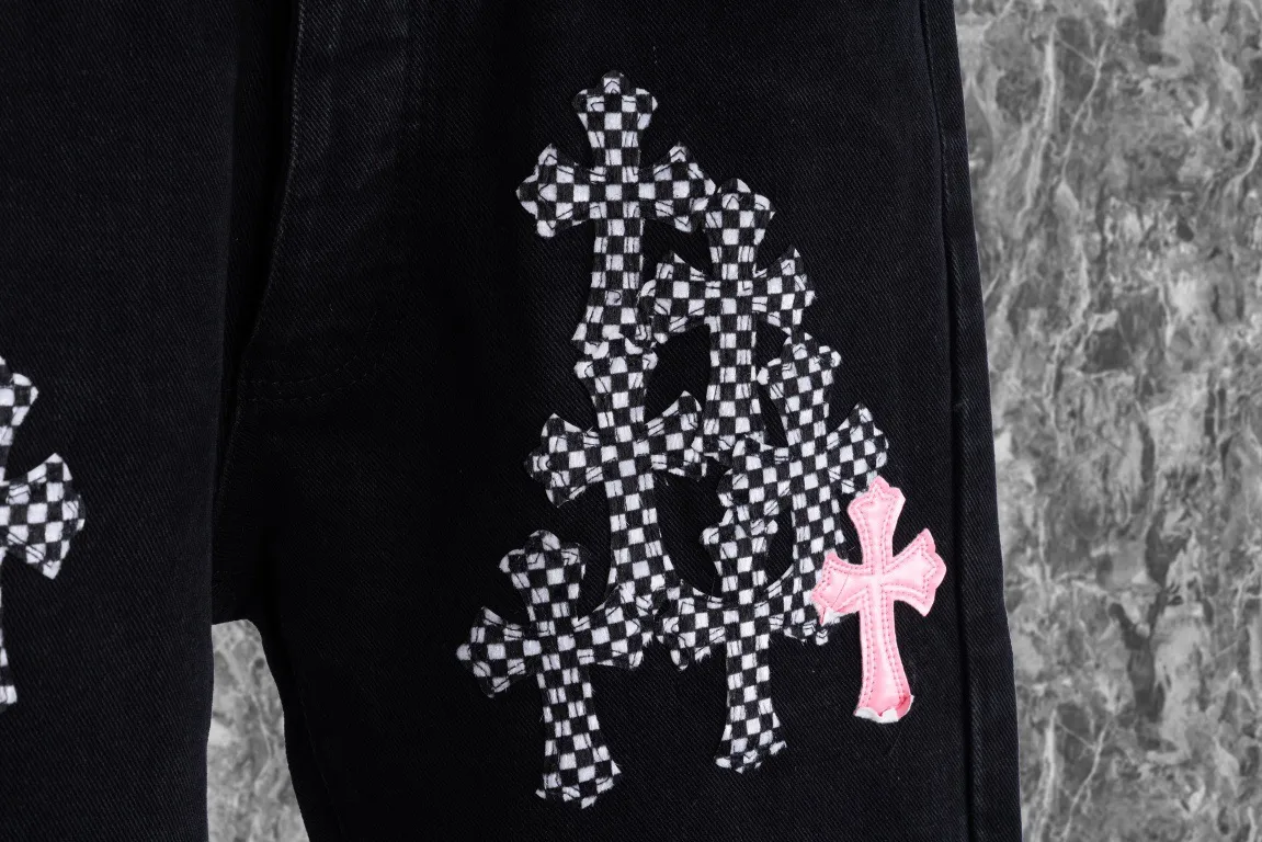 P230 running volume Chrome Hearts cherry blossom pink checkerboard cross patchwork leather jeans, original 5W+ It is known that chromehearts jeans will use vintage Levis jeans as the base plate for creation. They usually add their own unique silver buckles and silver ornaments, plus patchwork leather embellishments. This is the reason why the value of these vintage jeans doubles, because the base plate is Vintage jeans, jeans themselves have become very soft and comfortable after years of baptism, which can be distinguished from ordinary jeans. You should also refer to the pants data for size. Style number: 1808# Color: black pants cherry blossom pink Size: 28 30 32 34 28 Waist 86 Hips 100 Pants length 102 30 Waist 90 Hips 104 Pants length 104 32 Waist 94 Hips 108, pants length 106 34, waist 98, hips 112, pants length 110